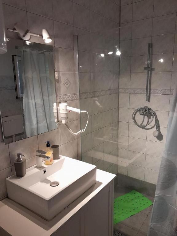 Ira Apartment